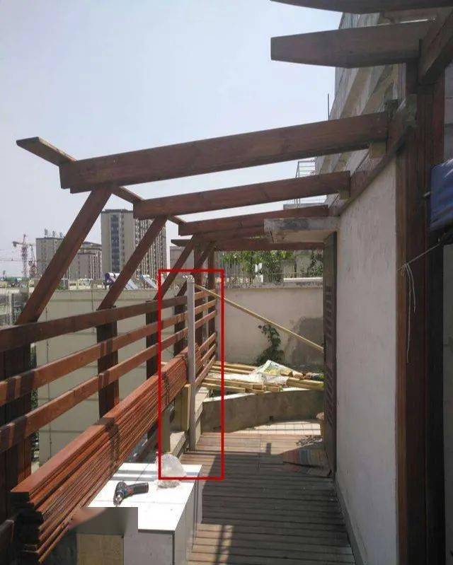 住在顶楼就是好拥有楼顶露台所属权架空铺上防腐木地台好惬意