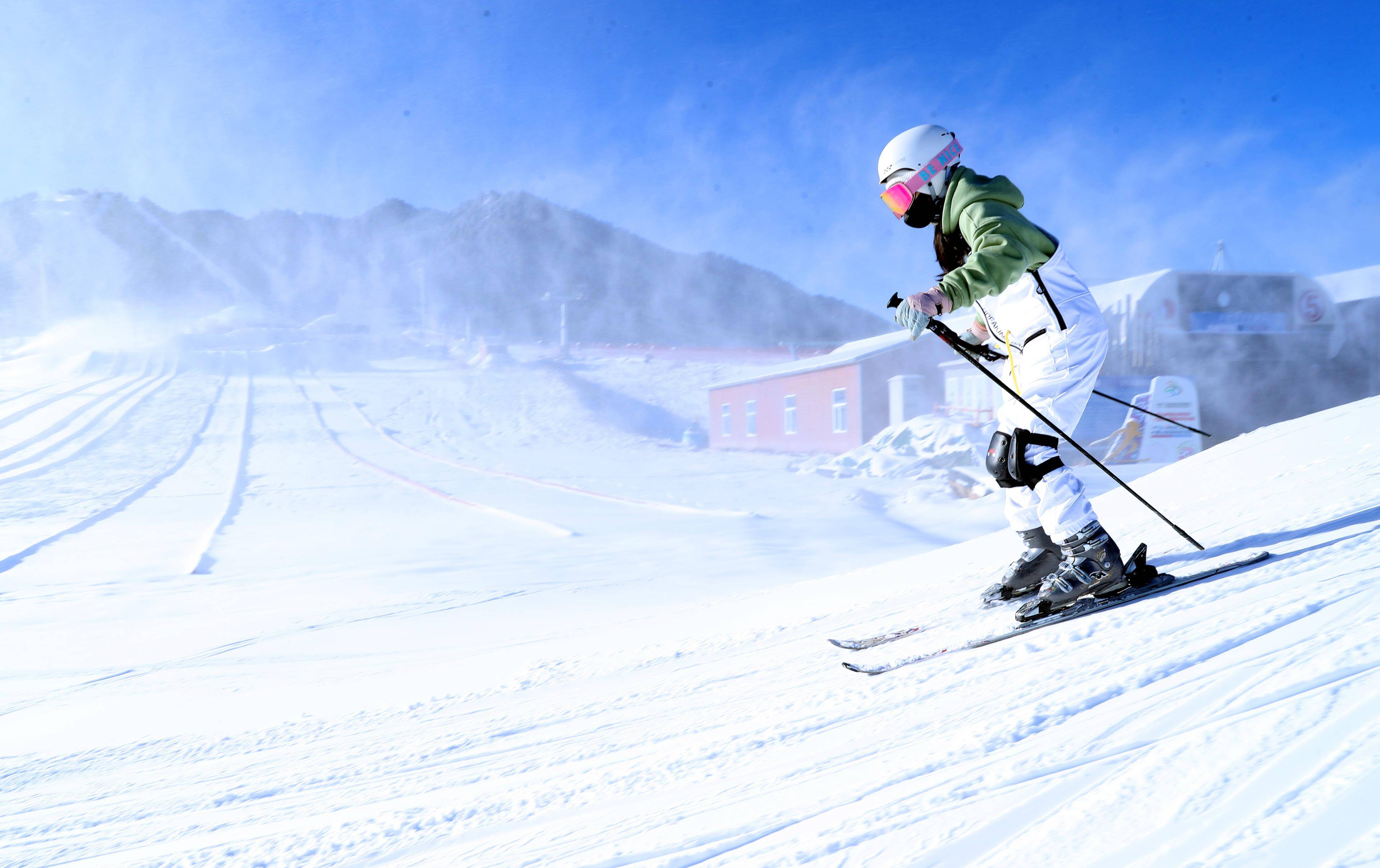 2021年11月6日,滑雪爱好者在位于新疆乌鲁木齐南山脚下的丝绸之路国际