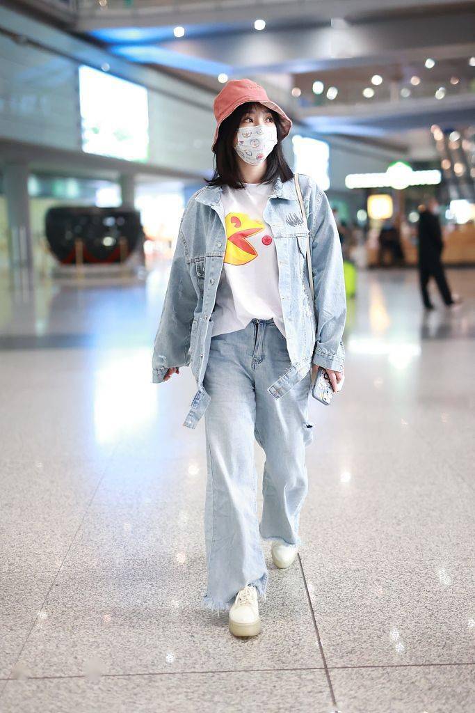 卡通 柳岩穿牛仔套装内搭白T 对镜头比耶可爱搞怪