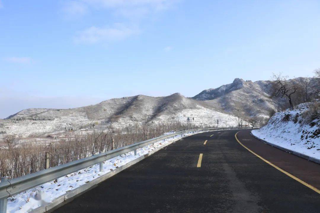 雪後的環山路,村莊,遠處的唐李庵……銀裝素裹,宛如一幅古典雅緻的