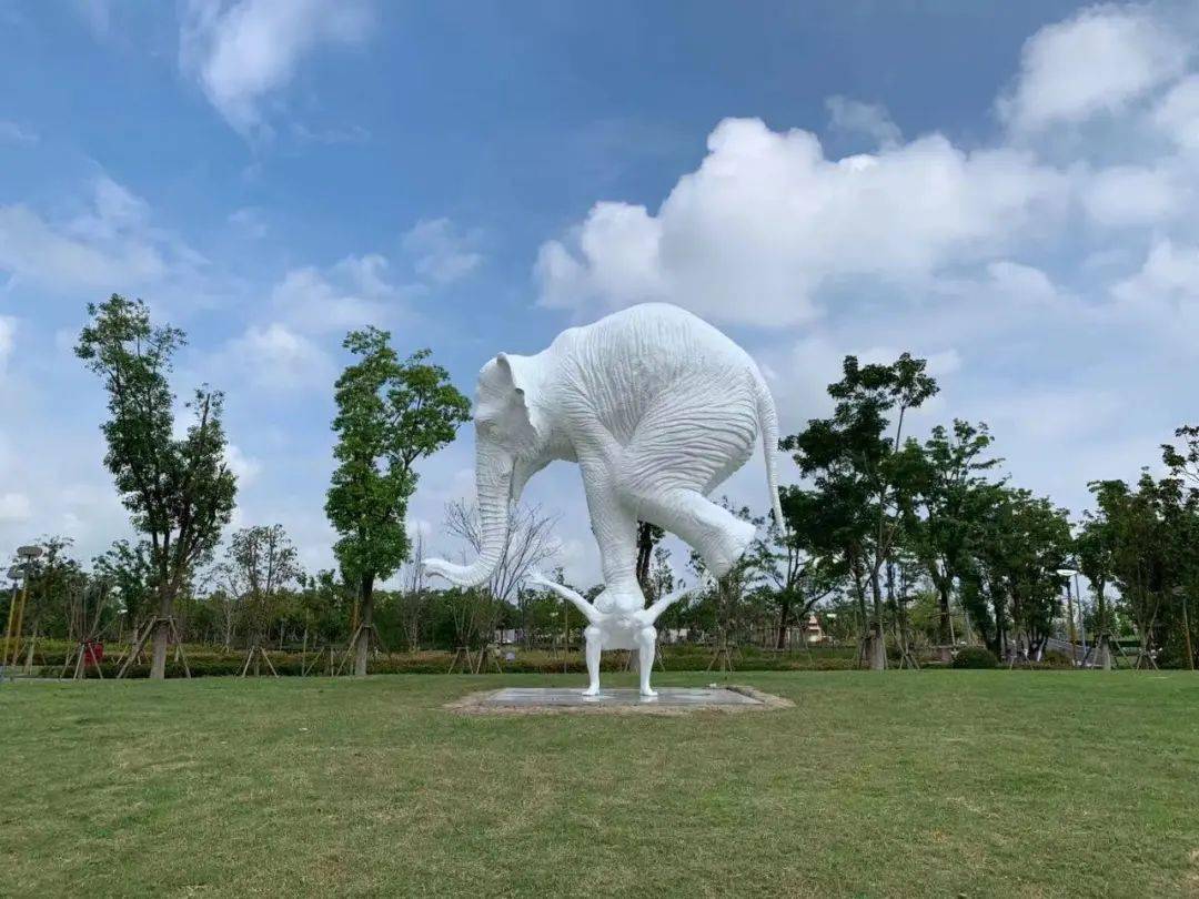 99雕塑艺术公园青年艺术公园占地200亩,主要由艺术公园及滨水景观带