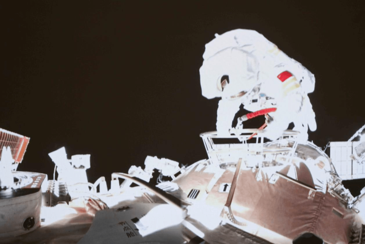 中国|新闻8点见丨王亚平成中国首位出舱女航天员，这意味着什么？