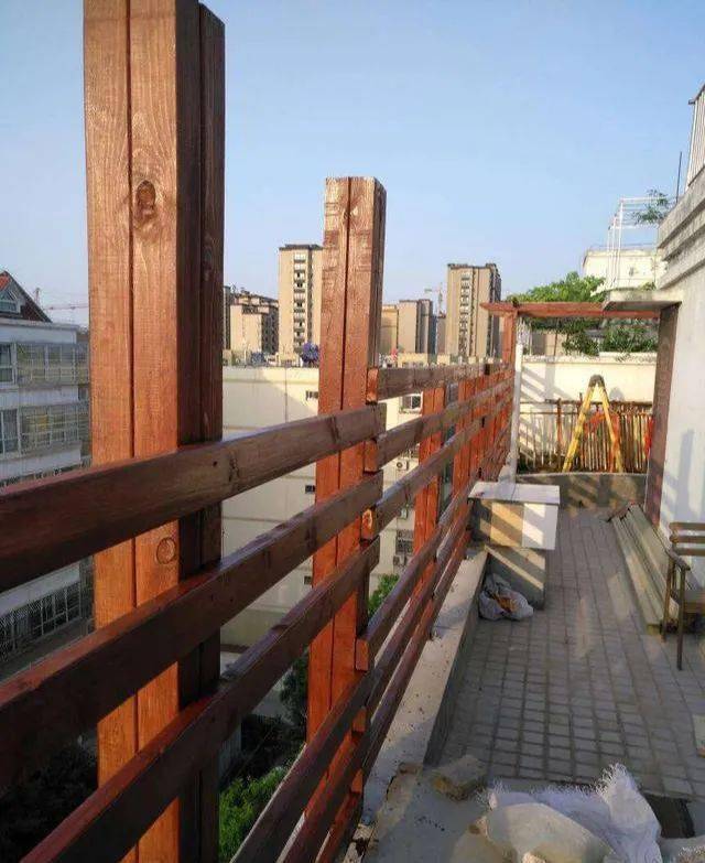 住在顶楼就是好拥有楼顶露台所属权架空铺上防腐木地台好惬意