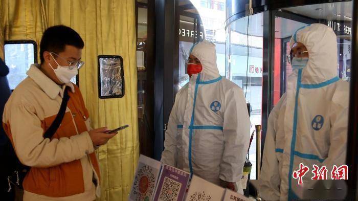 图为顾客扫码进入商场. 祁妙 摄