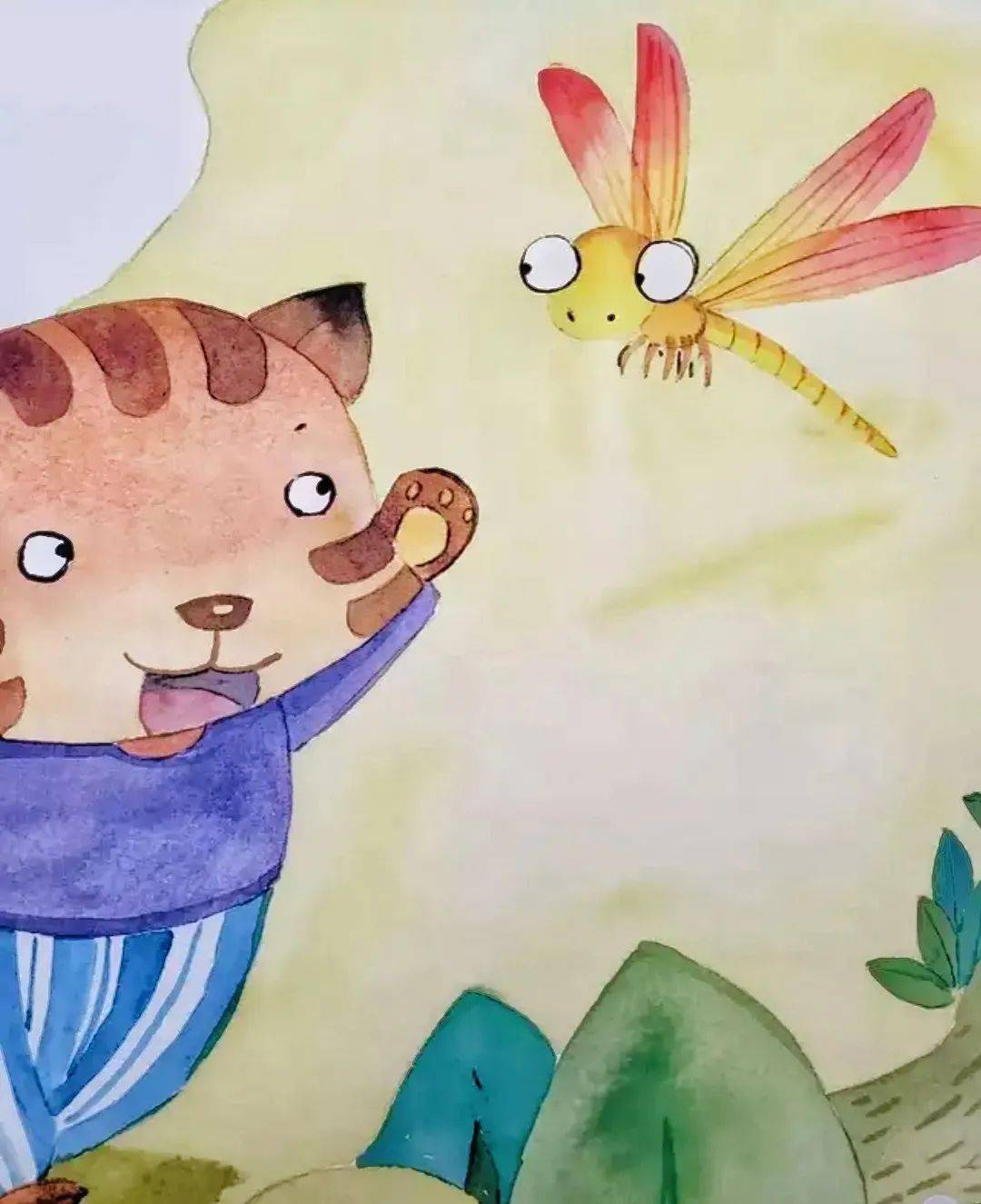 在树林旁边有一条小河河里有许多的鱼在水里游来游去