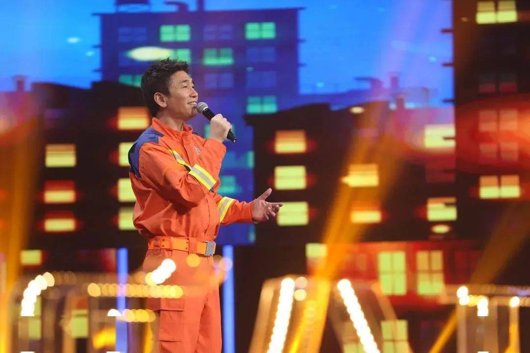 演唱者:刘雅进主持人:孙小梅应急管理系统一级英模代表:蔡瑞,江永木