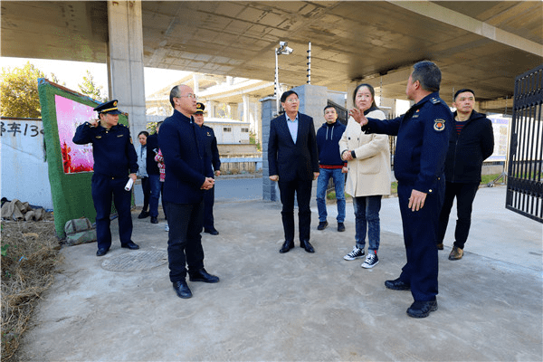 鲁先贵一行实地步行查看了赭山路下穿铁路改造工程和长江路地下综合