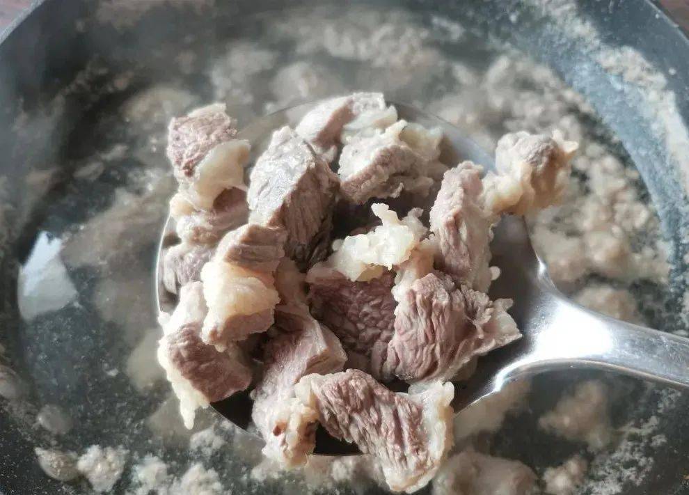 放在清水中投洗一遍 洗去表面的淀粉 锅加水,冷水下入牛肉焯水 水开后