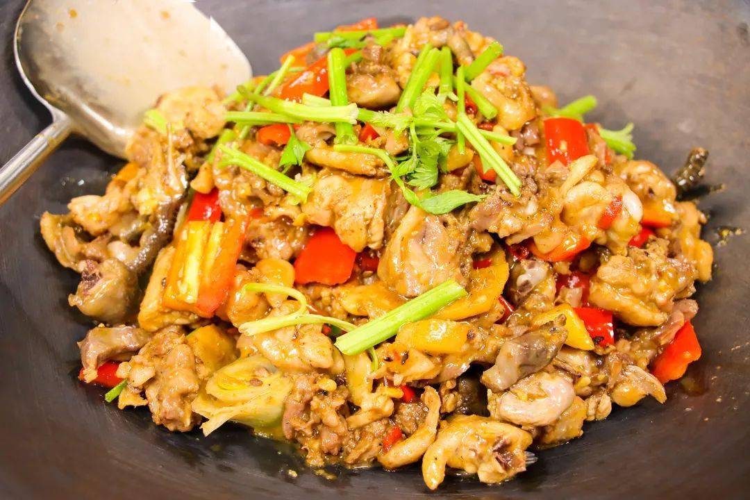 茶油炒土鸡鲜炒黄牛肉青椒焖土鸭葱烧海鲜汇酒糟焖凤爪捞菜排骨炭烤