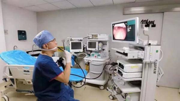 内痔|太硬核！医生给自己做胃肠镜检查+内痔手术！