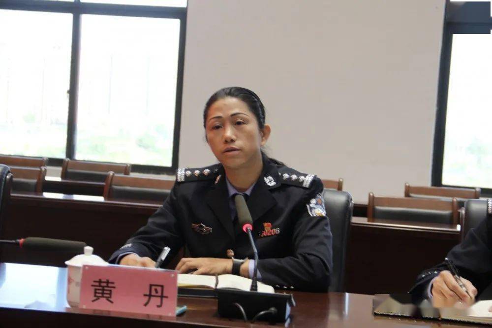 图为防城港市公安局刑侦支队副支队长黄丹讲话