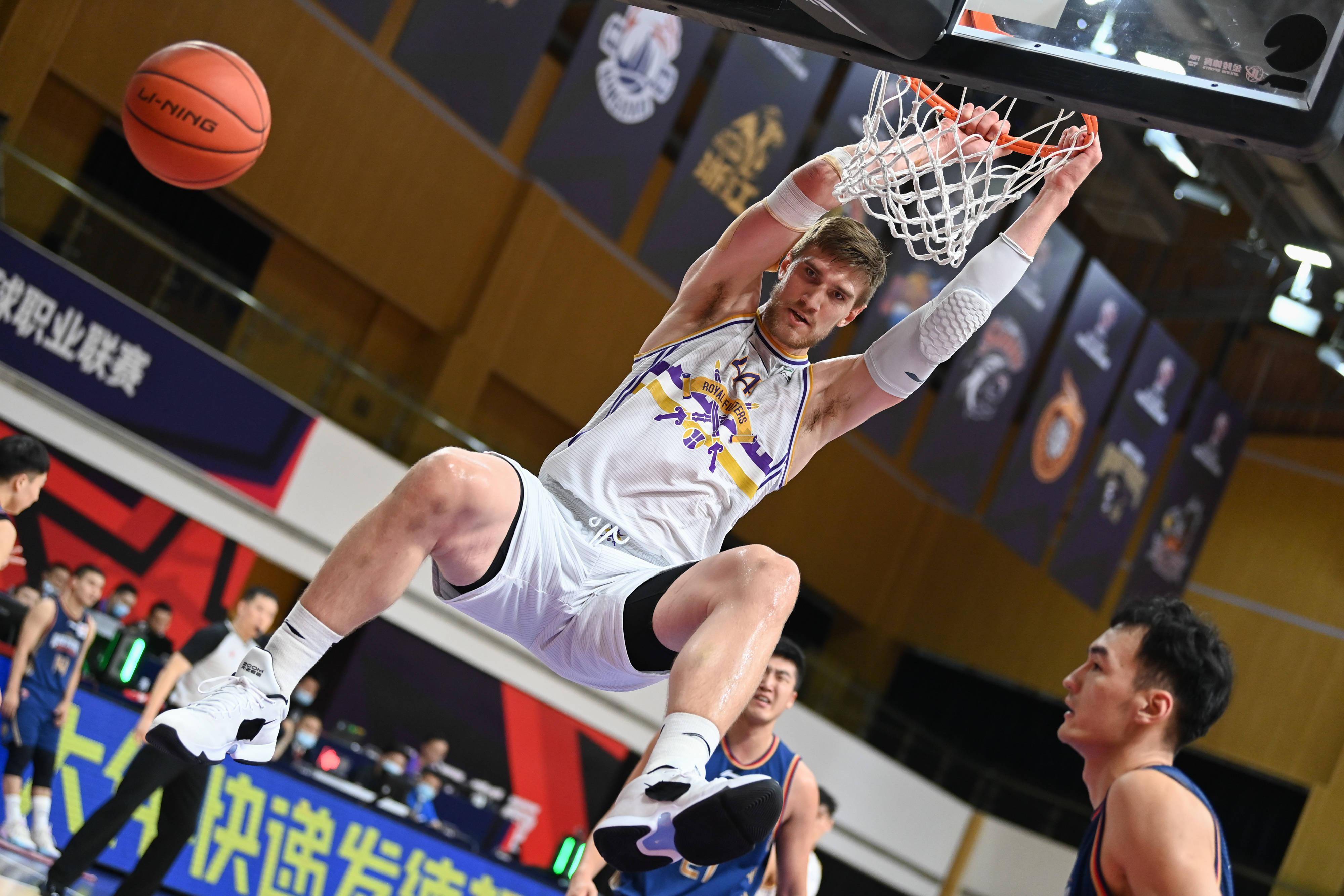 新华社照片,诸暨(浙江),2021年11月9日11月9日,北京控股队球员哈斯(上