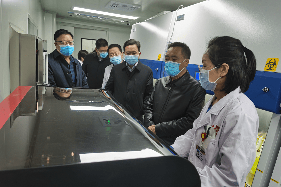 王新强 王志成检查移动pcr方舱实验室  县委常委,副县长赵百祥,县委