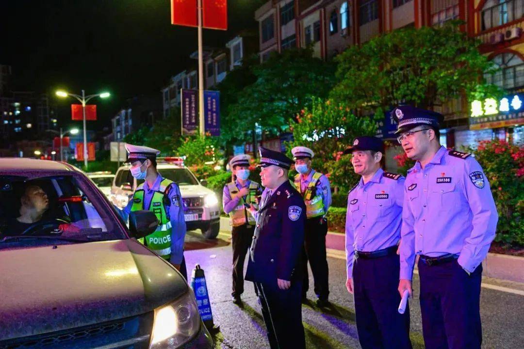 寒风凛冽的夜晚平南公安局长亲自带队,发生了什么?