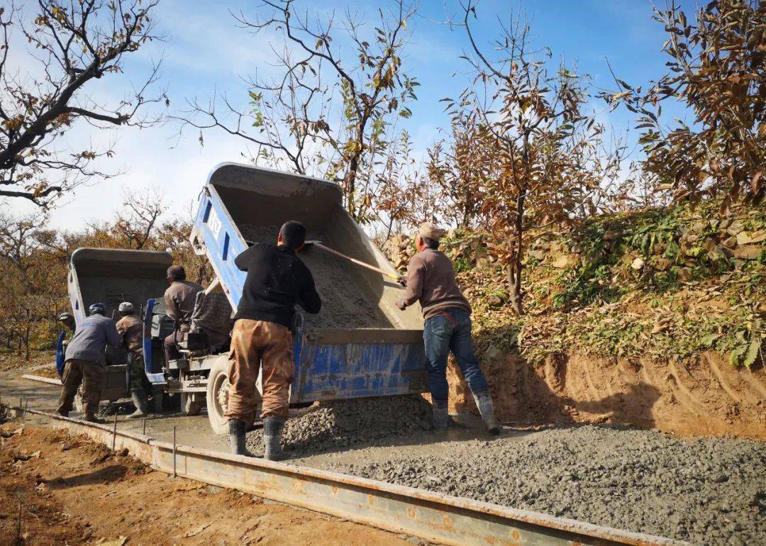这村把路修到了山头儿~_山路