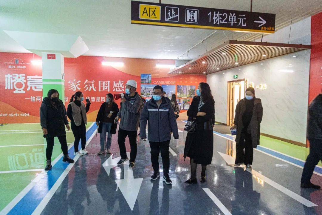 归家动线讲解·图工艺工法样板间里,工程师按照日常归家动线进行参观