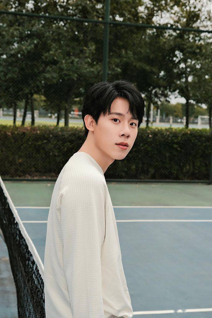 周奇校园操场大片少年感满满篮球作伴肆意挥洒青春朝气