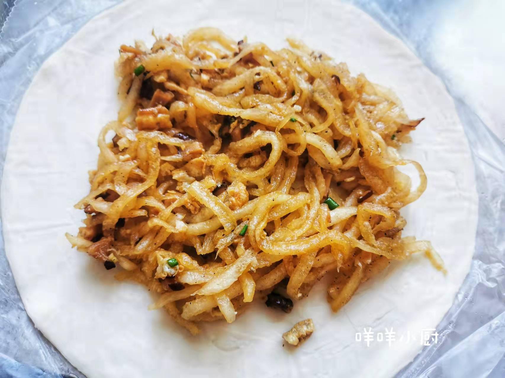 不要揉面就能做的萝卜丝油渣饼,外酥里软超开胃,冬天吃它最滋润_馅儿