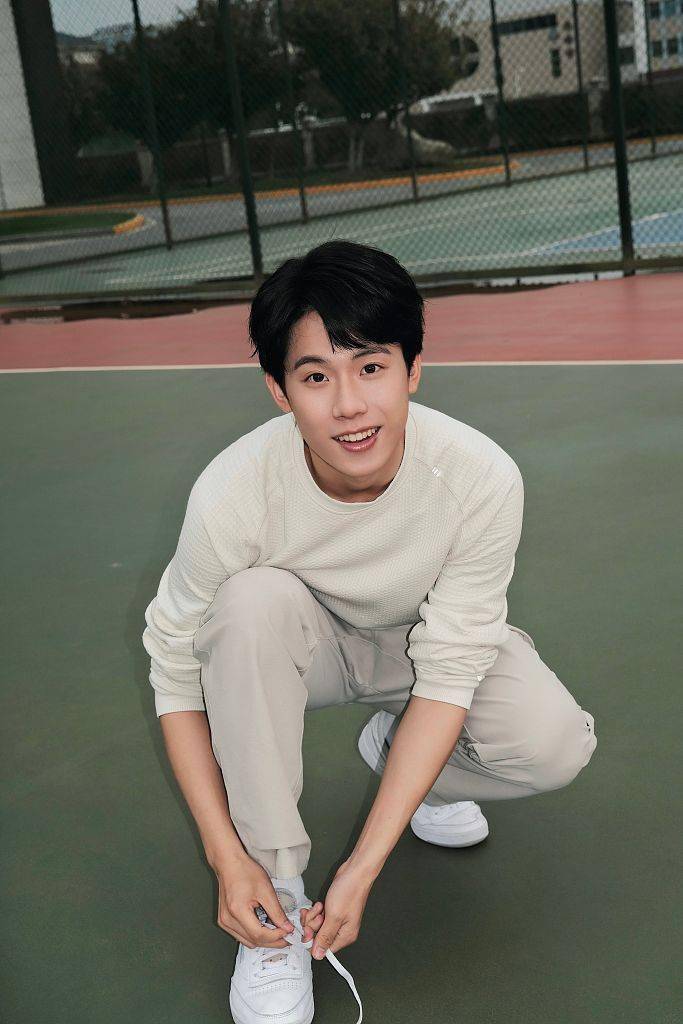 周奇校园操场大片少年感满满篮球作伴肆意挥洒青春朝气