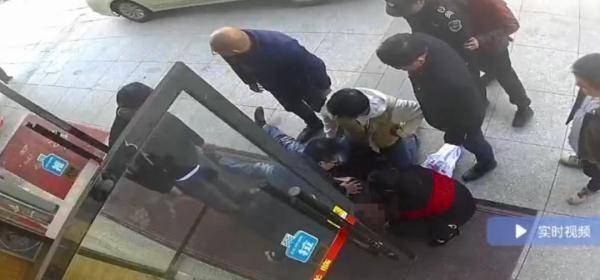 蔡汉炯|男子就餐时突然昏迷，一个又一个医生冲了上来