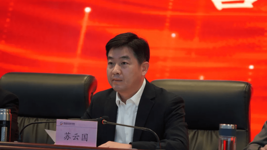 荆州开发区党工委书记苏云国作动员讲话,要求招商小组带着信心,责任和