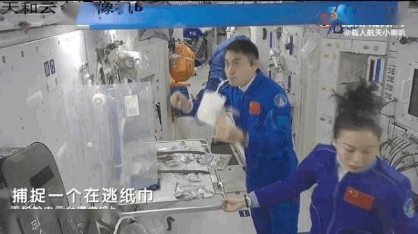 03在太空喝饮料被01撞洒了，02紧急救场！