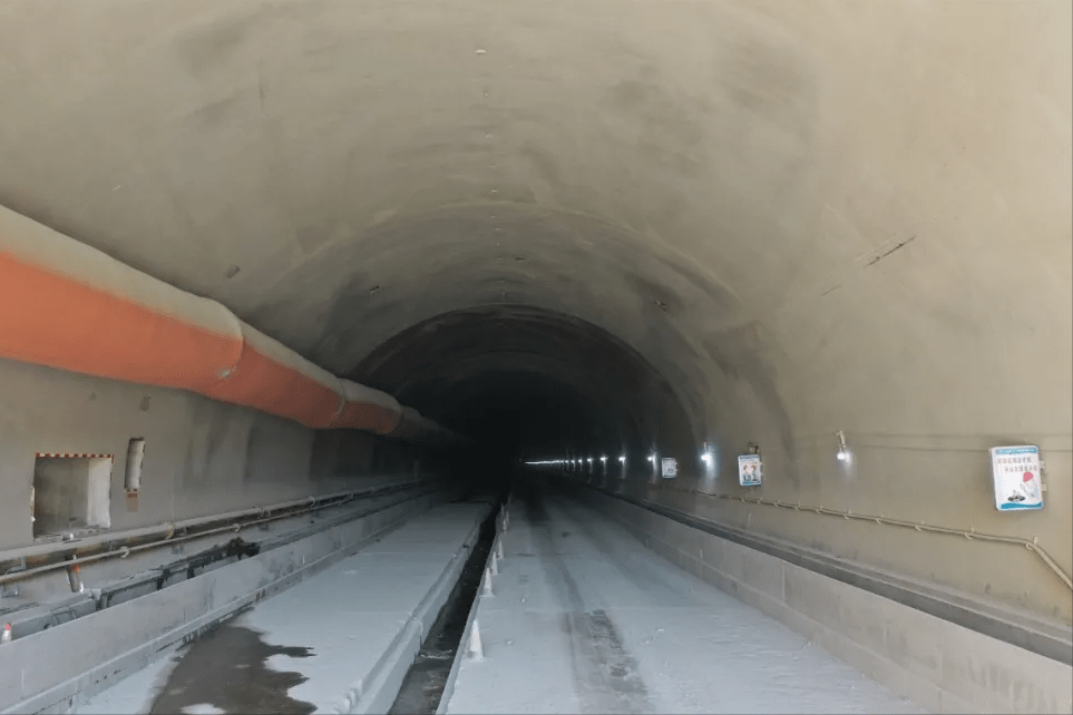 蠕电缆槽,水沟等,争取春节之前整个隧道全部移交给路面单位