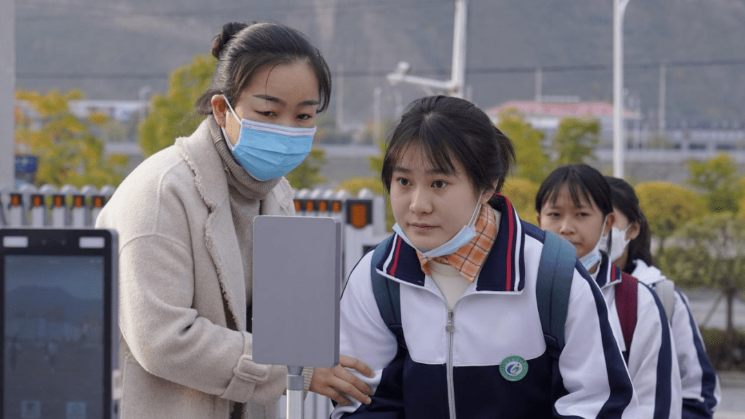 11月10日一大早,在武都区城关中学,滨江中学门口,九年级各班的学生
