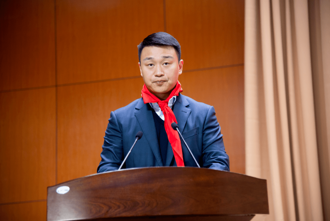 会议开始前,余友斌同志亲切会见了少先队员代表,队员们为余友斌佩戴了