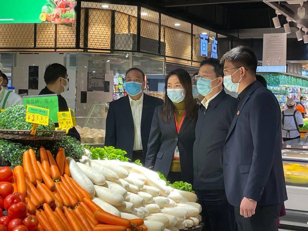 武汉市副市长江伟等领导一行调研中百仓储竹叶山店全国文明城市创建