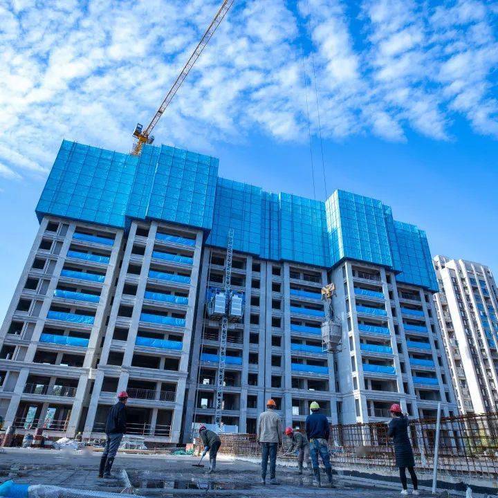 11月8日,兆基·璟宸府项目现场,工人们干劲十足相比宁乡部分楼盘的