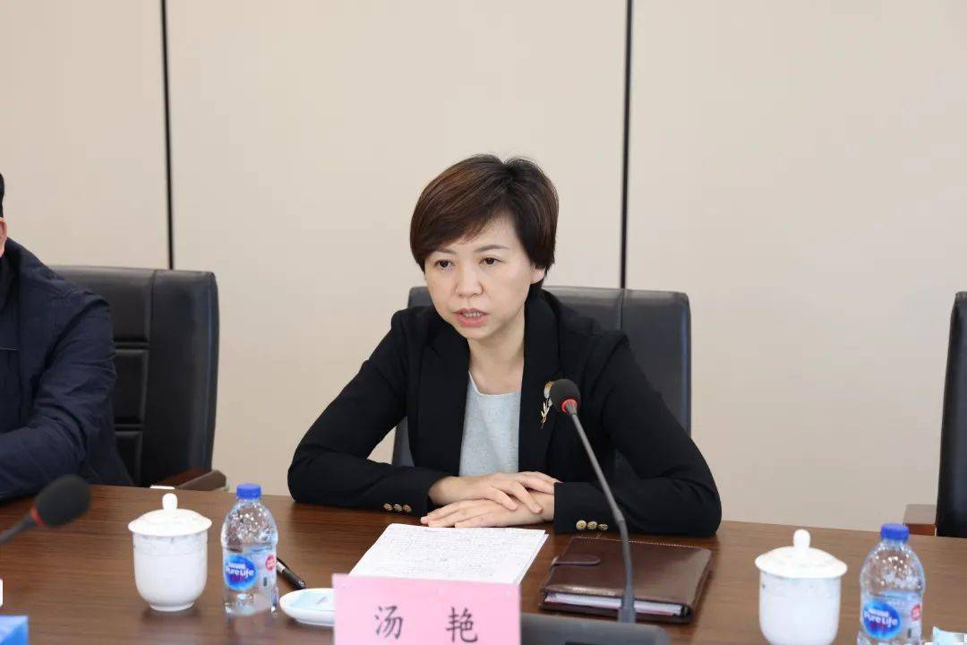 座谈会上,汤艳作菊园新区组织工作情况汇报.