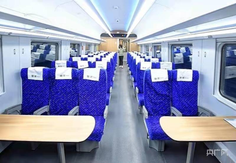 参照既有复兴号动车组进行优化设计,采用流线型外形,被称为"绿巨人"