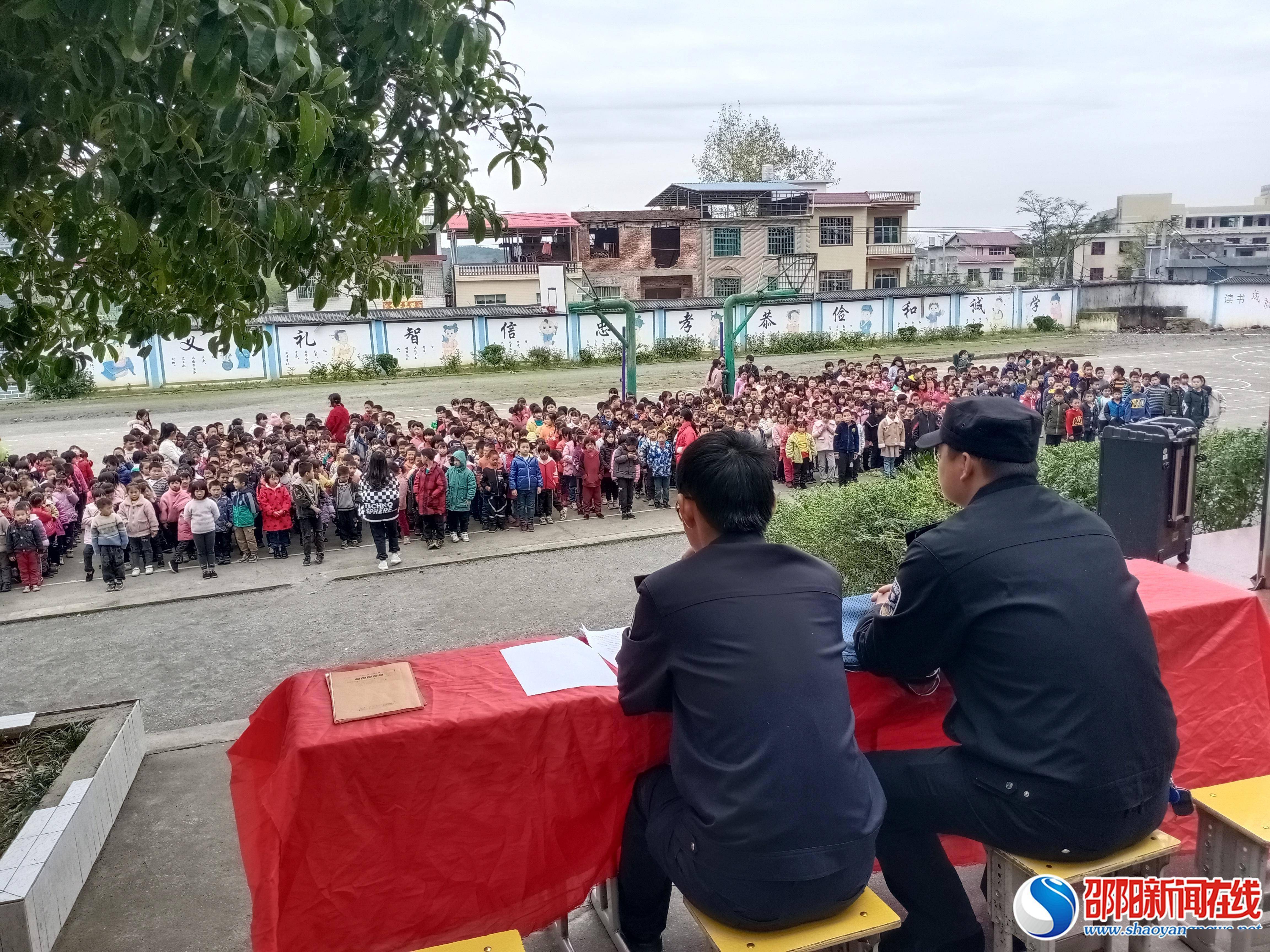 青少年|新宁县回龙寺镇军田中心小学举行“加强法制教育共建和谐校园”讲座