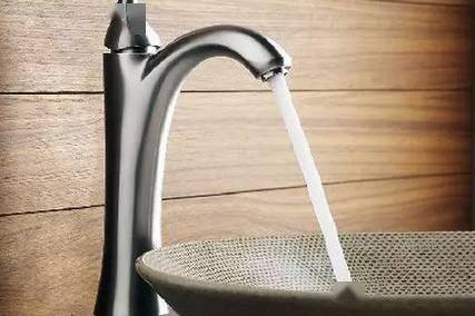 我们应当将打开水龙头打开,放水1至3分钟后再正常用水,而放出来的隔夜