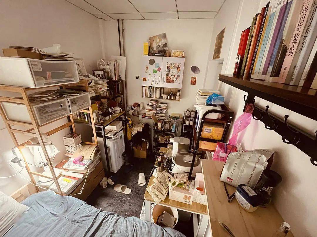 我的房间就像是《四叠半神话大系》的房子,拥挤狭小但很有安全感.