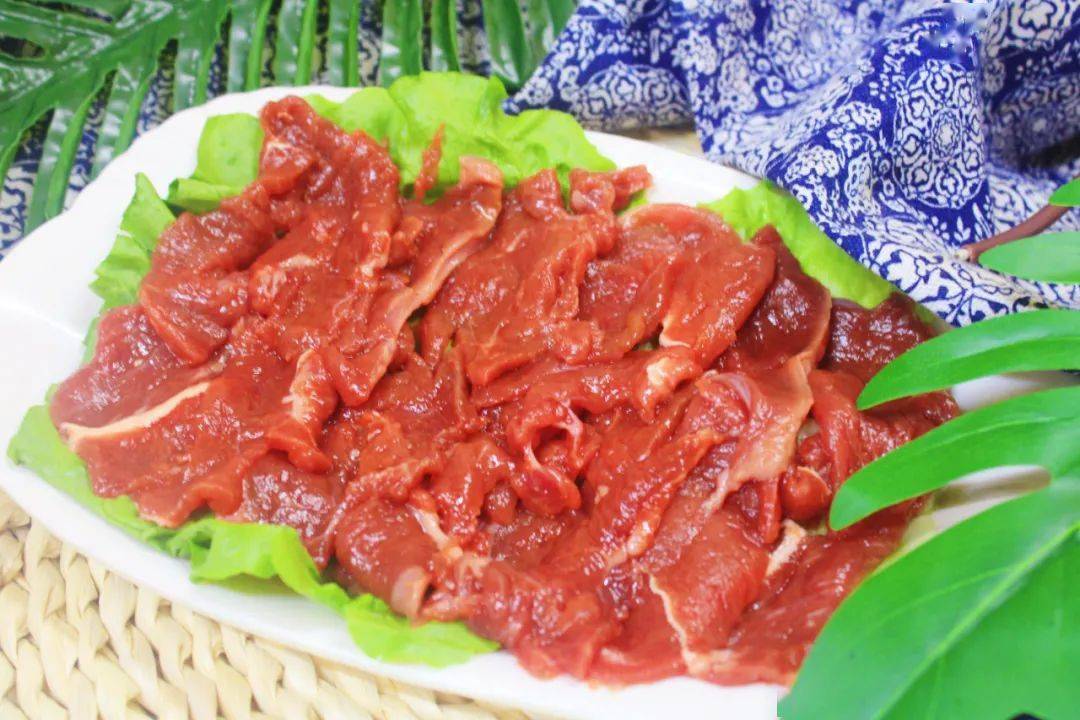 驴肉片肉质鲜嫩,厚薄均匀虽然是精瘦肉,但却娇气得很稍微放久点,光泽