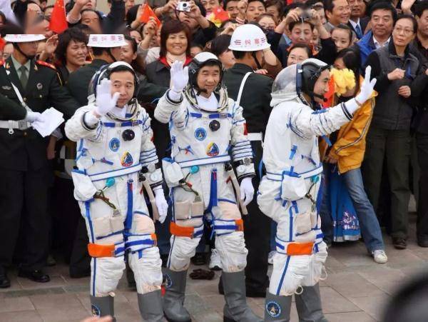 帅出地球！航天员穿军装的样子你见过吗→