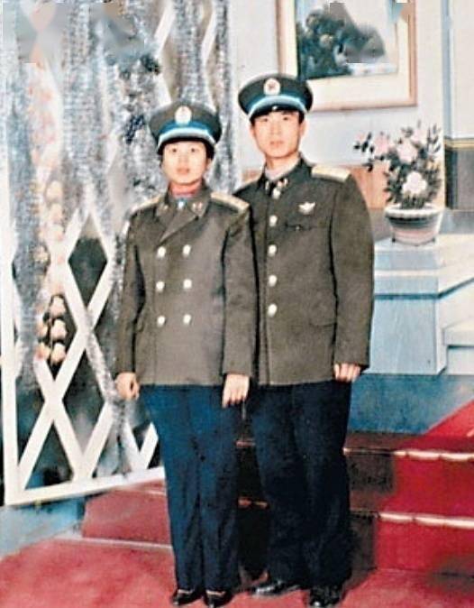 看惯了穿航天服的航天员，想看看穿军装的他们吗？