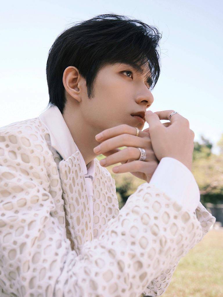 张颜齐纯白look拍芭莎大片 满屏贵气时尚感爆棚_写真