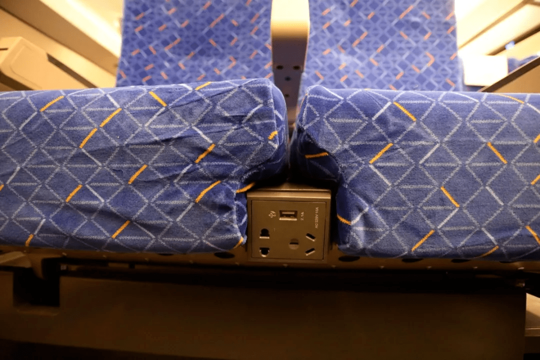 充电插座在自己位置的座椅下方也有的电源插座是在前排座椅靠背的下方