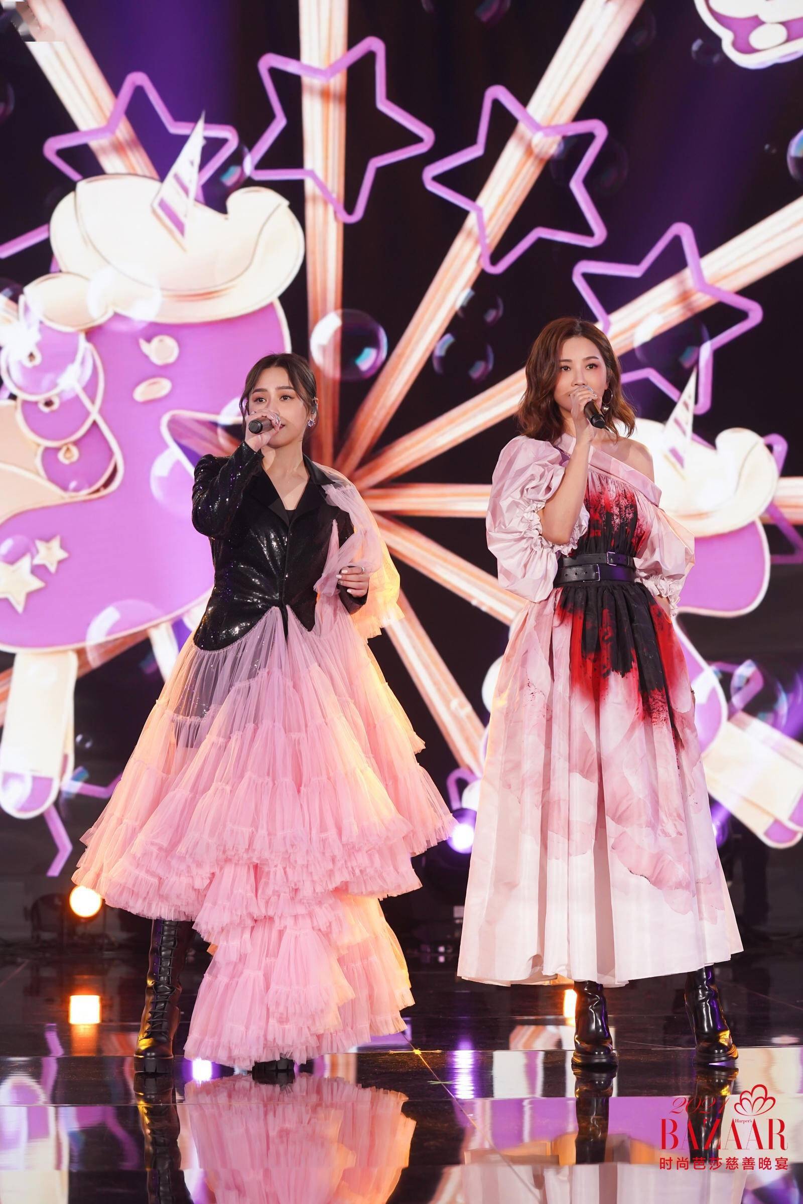 2021时尚芭莎慈善晚宴昨日在深开幕 晚宴当晚通过慈善拍卖,爱心捐赠等