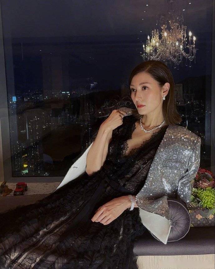 好友51岁李嘉欣晒美照，穿蕾丝裙大秀香肩锁骨，俏皮可爱似少女