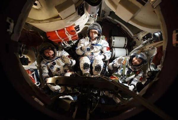 看惯了穿航天服的航天员，想看看穿军装的他们吗？