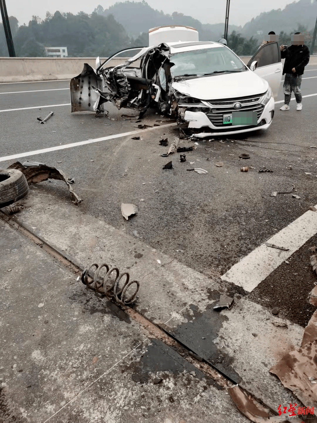 四川宜宾一辆轿车撞上护栏右侧车身严重受损所幸驾驶员安然无恙