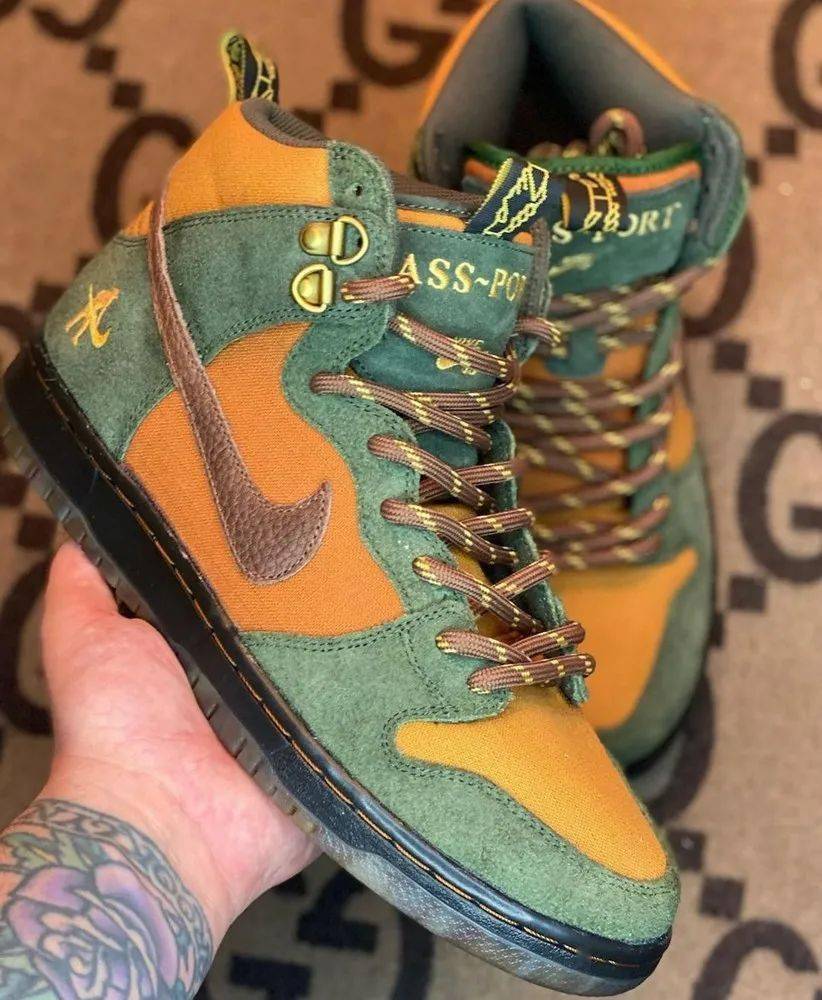 Nike 割韭菜配色 ！？新联名 Nike SB Dunk Hi 实物曝光！