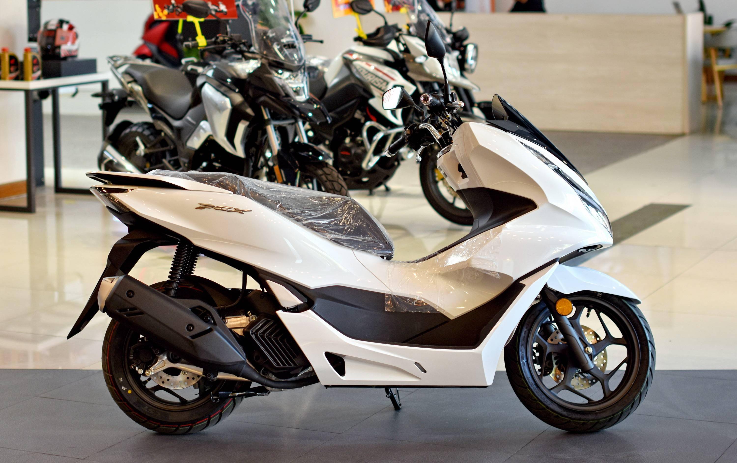 洋溢着喜悦之情,五羊-本田新 pcx 交付_搜狐汽车_搜狐网