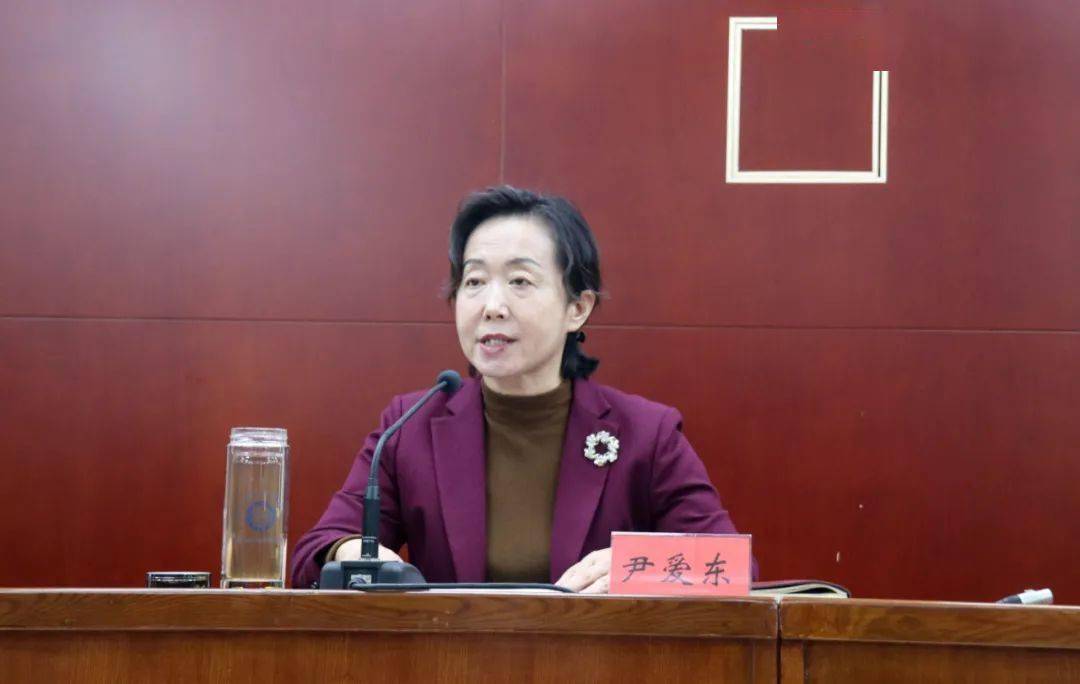 尹爱东为医疗队授旗并慰问队员,她对第19批援刚医疗队在外工作期间