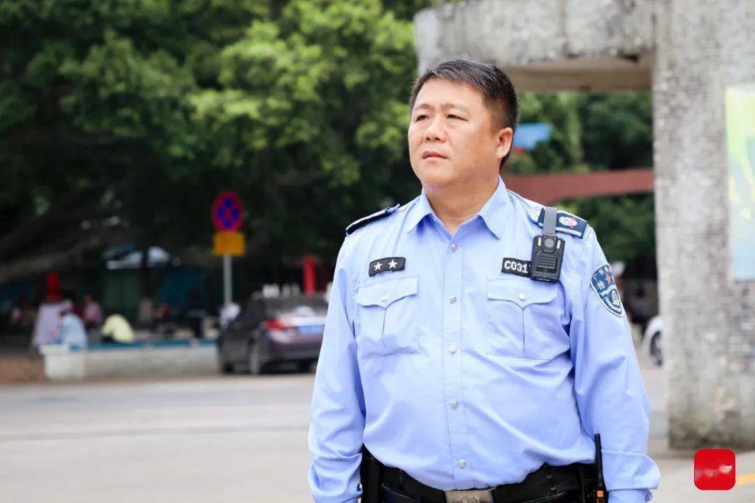 据悉,今年44岁他是佛山市顺德区公安局伦教派出所熹涌治安联防中队副