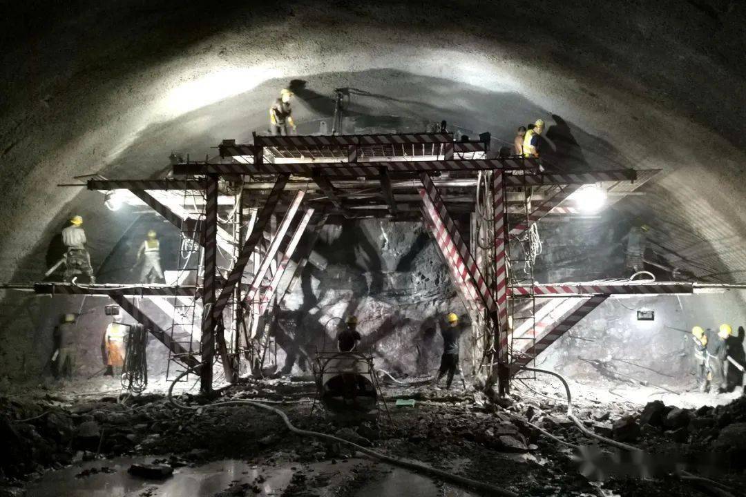 岐岭隧道右洞全长2167米,设计为三车道大断面隧道,最大埋深232米.